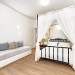 Thira Hotel