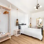 Thira Hotell *
