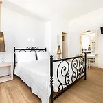 Thira Hotell