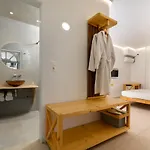 Thira Hotell