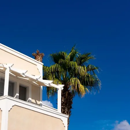 Thira Hotell *
