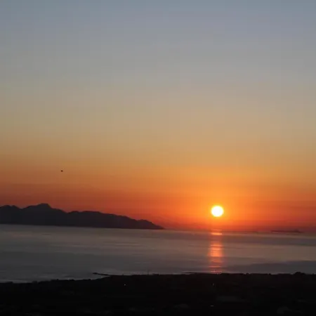 Thira فندق