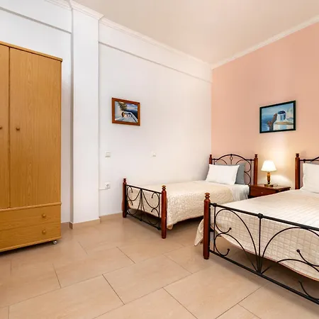 Thira Hotell *