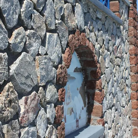 Thira Hotel *